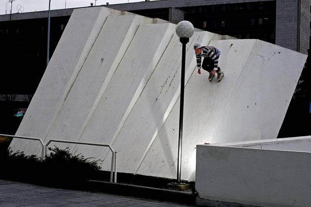 DNes využívají lidé na inline brislích a skateboardech kdejakou betonovou plochu, kde ohrožují jak sebe, tak i okolí