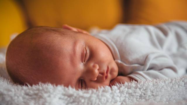 Novorozenec potřebuje spát asi 14 až 17 hodin