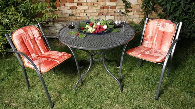 Zahradní stůl a židle můžete libovolně kombinovat