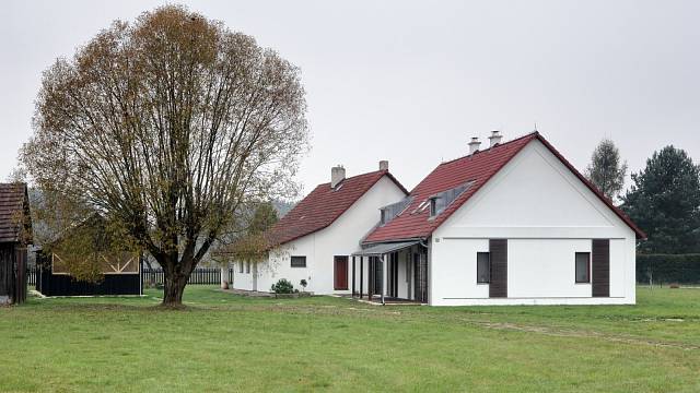 Efektní přestavba domu i stodoly udělala z místa perfektní bydlení