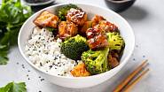 Jeden z mnoha tipů na rychlý oběd: k rýži přidejte brokolici a tofu.