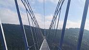 Most o délce 721 je široký 1,2 metru a jeho nejvyšší bod se nachází 95 metrů nad zemí.