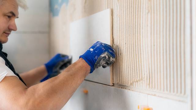 Obklady na stěnách by však měly překrývat obklady na podlaze, proto je důležité pečlivě určit spodní úroveň obkladu stěn.