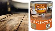 Xyladecor Tvrdý voskový olej na vodní bázi je určený pro všechny dřevěné povrchy v interiéru, včetně například podlahy nebo nábytku v koupelně. Vytvoří na nich film chránící před nečistotami, skvrnami a vlhkostí, cena od 489 Kč/0,75 litr.