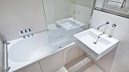 Pro pohodlné sprchování lze na vanu instalovat zástěnu, která koupelnu ochrání od vylité vody. Zdroj: Shutterstock.