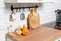 Správně vybavená kuchyně by měla mít více kuchyňských prkének