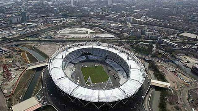 Letecký snímek olympijského stadionu.