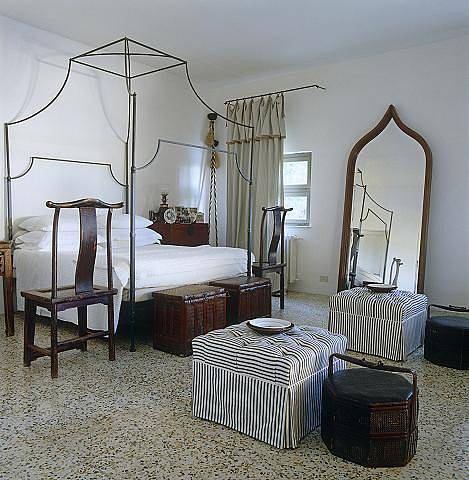 postel ve stylu 19. století v kontrastu s čínským starožitným nábytkem.