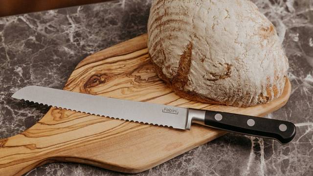 Praktický nůž na chleba a pečivo Lari, déka čepele 20 cm, cena 999 Kč