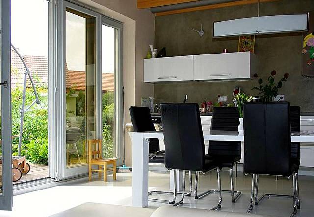 <p>Velké francouzské okno propojuje kuchyňský prostor se zahradou.</p>
