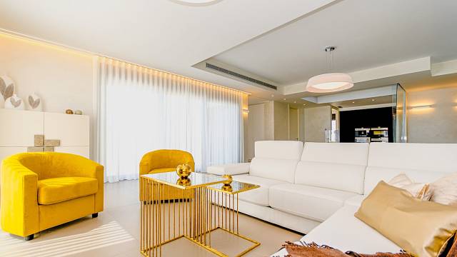 Obývací pokoj v bílo-žluté barvě