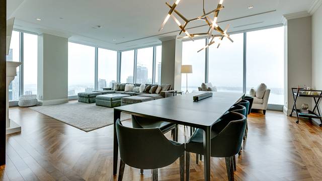 Obývací pokoj má nádherný panoramatický výhled