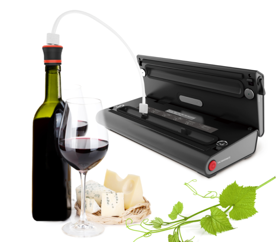  Vakuovačka VS 8010 mimo jiné nabídne díky speciálnímu nástavci odsát vzduch z lahví a tím uchovat i vína, octy či oleje, cena 3190 Kč.