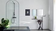 Nejmodernějším koupelnám vládne minimalismus. Umyvadlo na desce může podpírat trnožka, tenké dno sprchového koutu doplňuje zástěna tvarovaná do oblouku. Scarabeo.