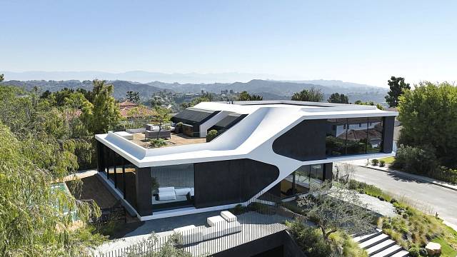Rodinný dům ve čtvrti Bel Air v Los Angeles zaujme na první pohled  futuristickým vzhledem, který vychází z automobilového designu.