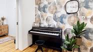 Klavír, na který hraje majitelka i dcery, v chodbě nikomu nepřekáží a navíc se stal přirozeným centrem bytu.