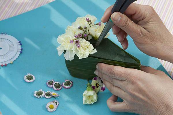 Pak na horní části udělejte nožíkem dírky, aby se květy nepoškodily a postupně květy horní část zaplňte.
