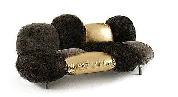 Sofa Cipria (design Fernando a Humberto Campana, Edra) přímo vybízí svými nafouknutými pohodlnými sedáky k posezení. Cena od 70 000 Kč, 3DH Interiér