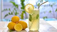 Pití citronové vody brčkem je šetrnější k zubní sklovině.