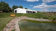 Na břehu umělého jezera stojí funkcionalismem inspirovaný dům, z něhož lze prosklenými stěnami sledovat proměny krajiny v průběhu roku