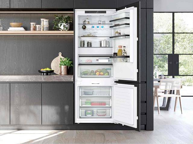 Nová vestavná XXL chladnička Siemens KB96NADD0 je o necelých 17 cm vyšší a širší než obvykle, přesto slibuje o 45 procent více místa na potraviny a nápoje.