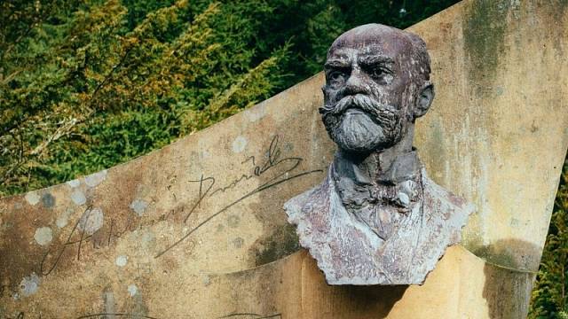 Dvořákova busta na plastice v zámeckém parku