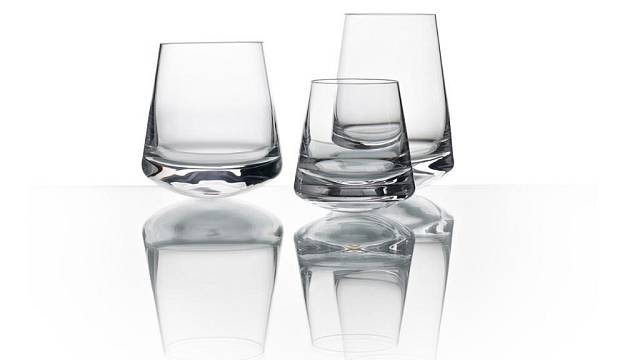Designed Rony Plesl, rok výroby: 2011, technologie: foukané sklo. Fjodor je tvarově ucelený soubor tří sklenic. Díky zužující se konické siluetě a oblému dnu rotuje sklenice i s nápojem. Jméno sady je odvozeno od mého nejoblíbenějšího spisovatele F.M. ...