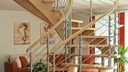 Dřevěné točité schodiště s kovovým zábradlím tvoří dominatu obývacímu pokoji, velmi příjemně ladí se stejnobarevnou podlahou. Foto: Klavix s.r.o.