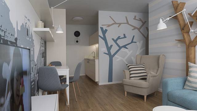 Jedna z dominant obývací části, stromy na stěně, je skutečně namalovaná.kreslená