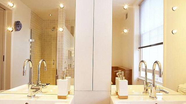 Osvětlení koupelny je často řešeno bodovkami