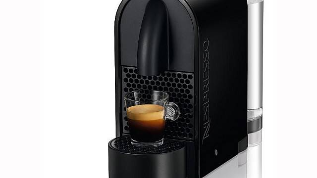 Kapslový kávovar Nespresso U s nádobou na vodu, kterou lze otočit o 180° kolem přístroje a odnímatelným magnetickým podstavcem šálku. Barevné provedení Pure Black 