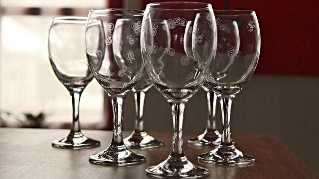 Ručně broušené sklenice na víno od Lenky Pöselové zaujmou nenápadným dekorem, cena 1665 Kč za set 6 sklenic.