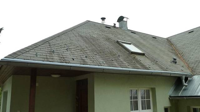 Zanesené úžlabí střechy
