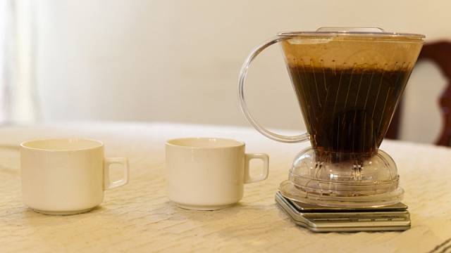 Díky patentovanému ventilu můžete kávu v takzvaném chytráčku louhovat déle.