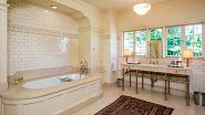 Tohle ještě není potvrzené, ale dům s touto koupelnou prý chce koupit Angelina Jolie. Cena: 25 milionů dolarů.