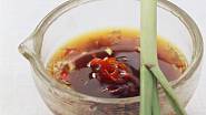 Grilovací marináda ze sojové omáčky, medu, chilli, sezamového oleje a zázvoru.