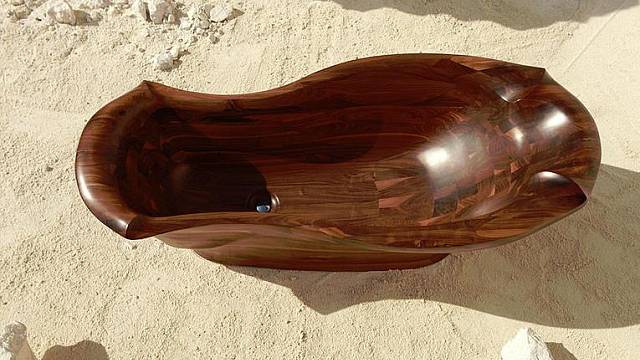 Ergonomicky tvarovaná dřevěná vana z amerického ořechu / www.vauu.eu