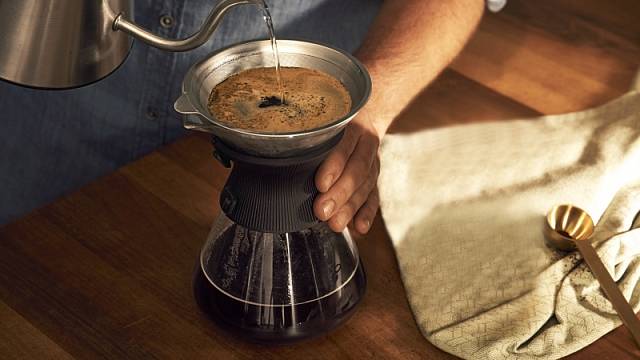 Konvička na přípravu překapávané kávy neboli dripper má permanentní ocelový filtr, objem skleněné nádoby je 0,75 liru, cena 649 Kč.