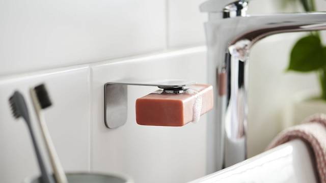  Praktickou drobnost v podobě magnetického držáku na mýdlo lze přilepit na jakoukoli stěnu bez vrtání, předběžná cena 249 Kč, k dostání od 16. srpna.