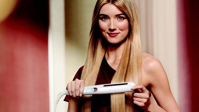 Žehlička na vlasy Philips Series 8000 SenseIQ během úpravy neustále hlídá teplotu vlasů a teplotu žehlení průběžně upravuje, aby si vlasy uchovaly svou přirozenou vlhkost, cena 3599 Kč.
