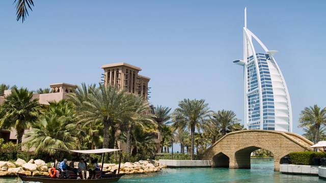 Mrakodrap Burj al Arab je další známou dubajskou budovou. Dosahuje 321 metrů a ve známost vešel tento hotel nejen svým netradičním tvarem, ale také tím, že sám sebe ohodnotil na 7 hvězd. Stavba mrakodrapu byla dokončena v roce 1999 a stála 650 milionů ...