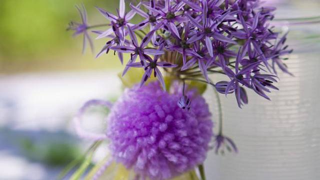 Do látkového pytlíčku vložené maličkosti potěší každého. Přizdobený živým květem a převázaný vlněnou ozdobou se stane originálním dárkem pro jakoukoli návštěvu.