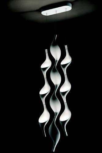 Svítidlo Acqua připomíná řetězy stékajících kapek. Jeden z příkladů, jak lze kreativně využít LED diody místo tradičních žárovek. Cini&Nils.