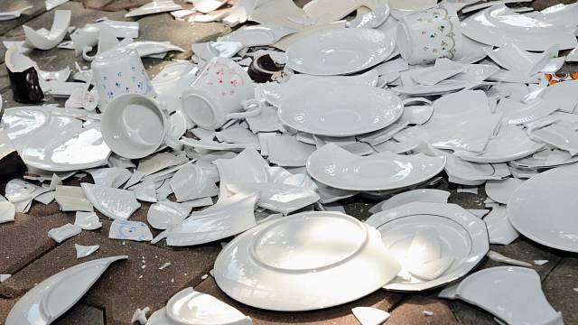 V Dánsku rozbíjejí talíře pro štěstí