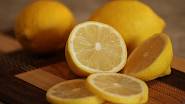 Citron či limetka poslouží v bowli hned dvakrát – jejich šťáva doladí chuť a plátky mohou ozdobit jak samotnou bowli, tak skleničky.