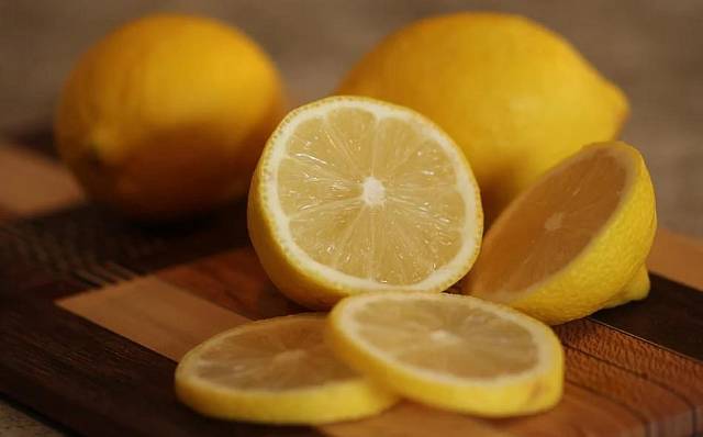 Citron či limetka poslouží v bowli hned dvakrát – jejich šťáva doladí chuť a plátky mohou ozdobit jak samotnou bowli, tak skleničky.