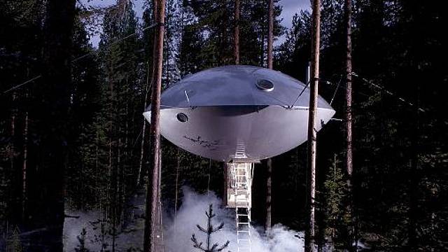 Ve Švédsku postavili hotel pro mimozemšťany. Zřejmě v očekávání brzkého přistání mimozemšťanů postavili ve Švédsku u řeky Lule UFO hotel. Než se zvláštní bytosti dostaví, mohou tam bydlet i lidé a to za ceny od 400 liber za noc. 