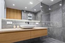 Skleněné plochy v koupelnách slibují velký efekt, prostor opticky zvětší a provzdušní.