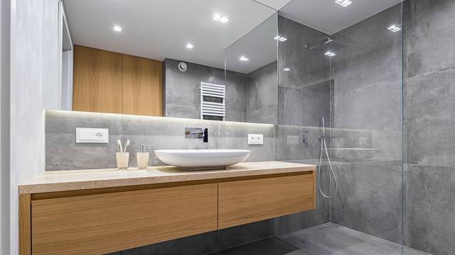 Skleněné plochy v koupelnách slibují velký efekt, prostor opticky zvětší a provzdušní.