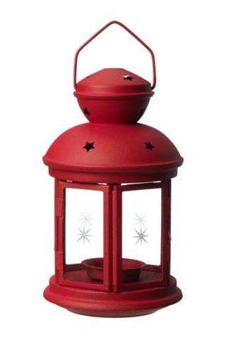 Drobné dekorativní doplňky mohou rozvíjet ústřední barvu kuchyňských dvířek, nesmí jich být ovšem moc. Červená lucerna Rotera na čajovou svíčku vykouzlí intimní atmosféru pro společné stolování. Prodává Ikea (cena 79 Kč). 